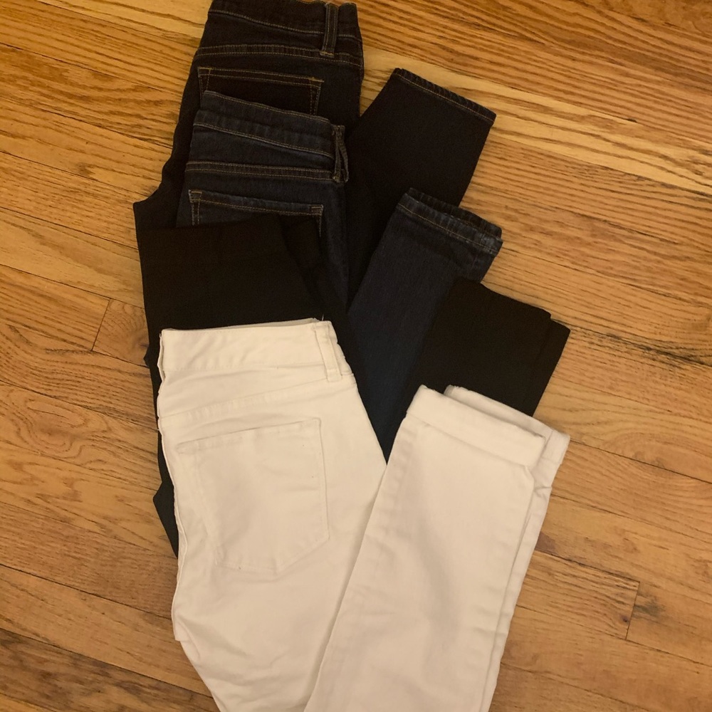 4 pants! 3 jeans, 1 black leggings 0P